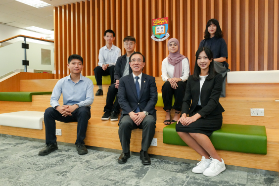 Professor Bennett Yim, Director of Undergraduate Admissions and International Student Exchange and students admitted to HKU through various schemes